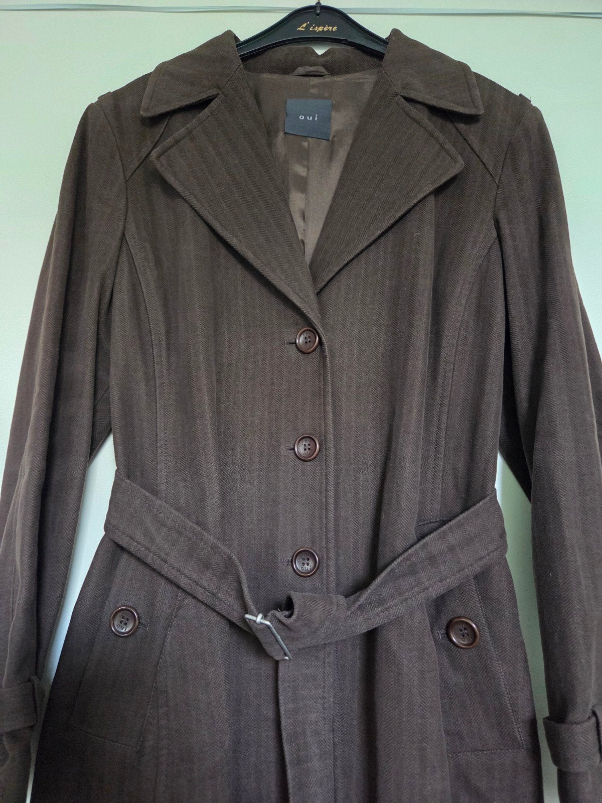 Trenchcoat van merk Oui, Kleding | Dames, Ophalen of Verzenden, Zo goed als nieuw, Maat 38/40 (M), Beige