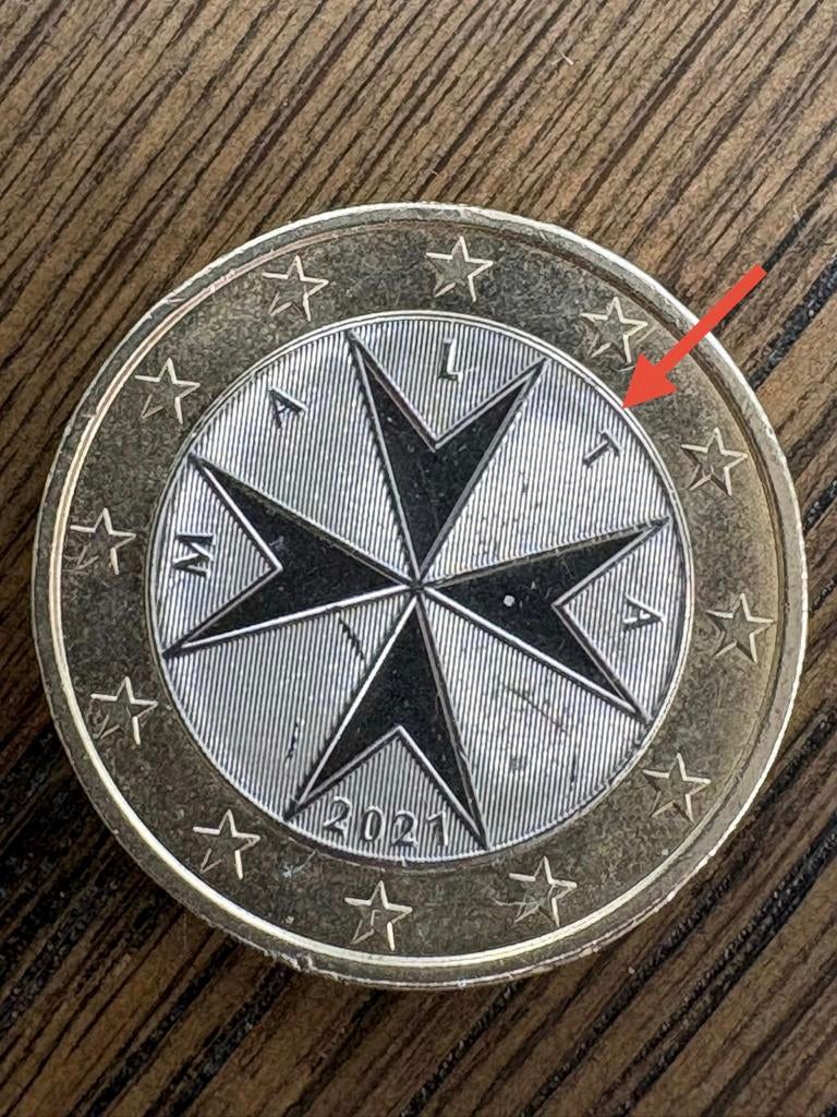 Malta 1 Euro munt met productiefout (ongelijk geslagen), Postzegels en Munten, Munten | Europa | Euromunten, Ophalen of Verzenden