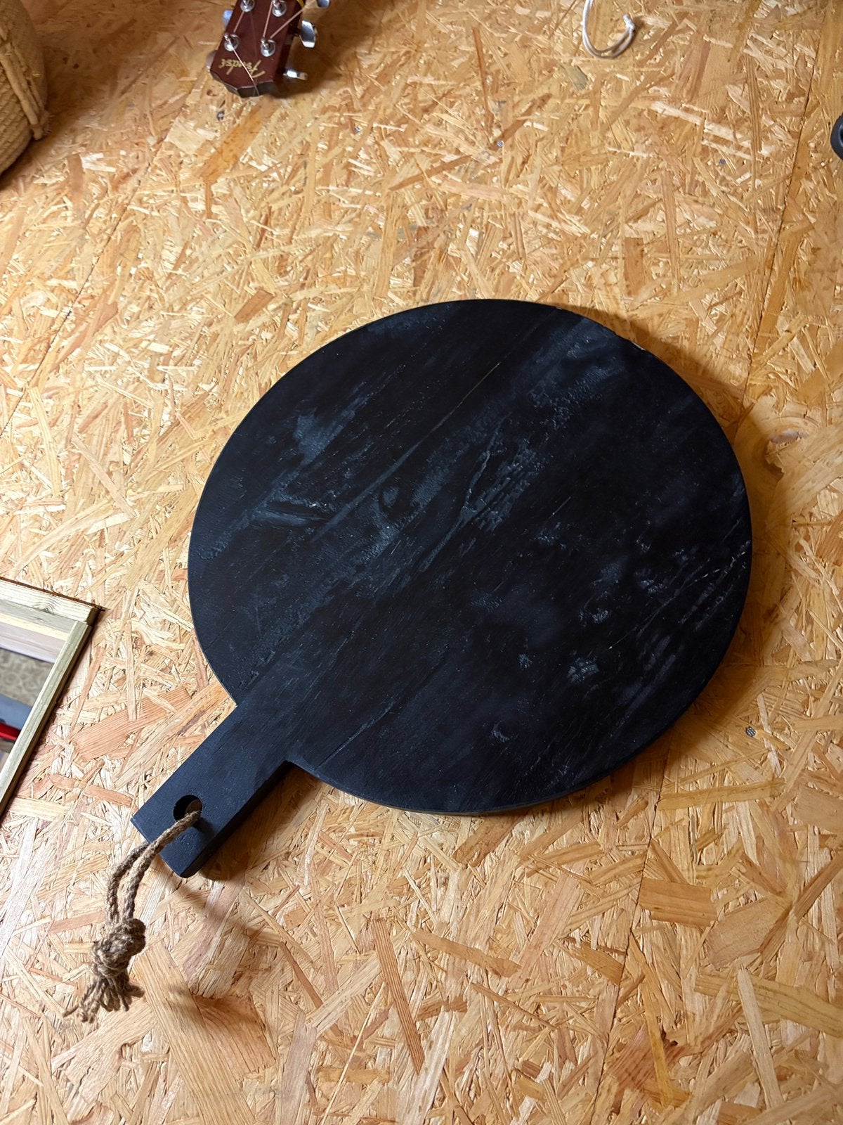 Ronde zwarte borrelplank met touw, Ophalen, Gebruikt