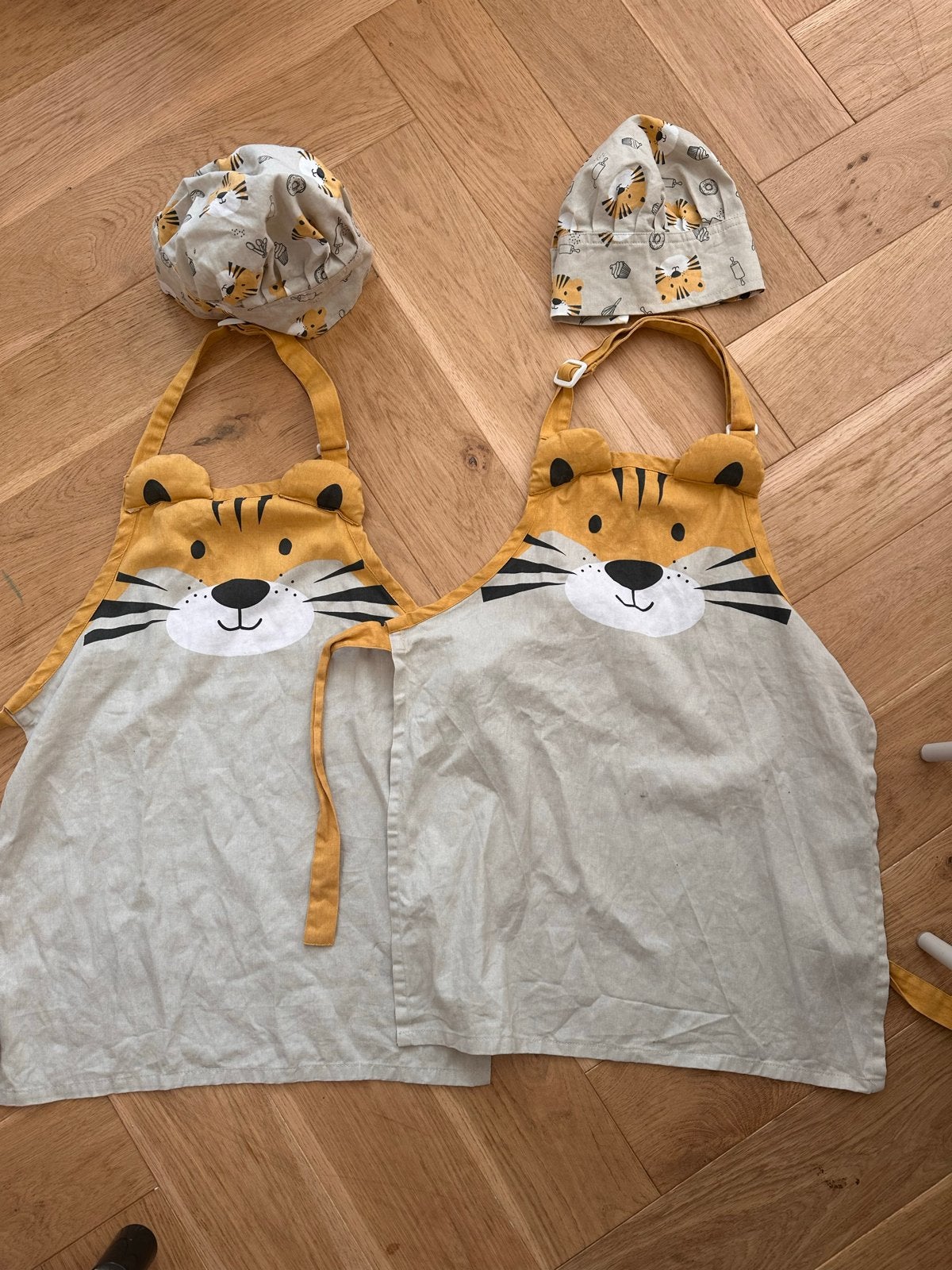2x Schattige Tijger Schorten met Koksmutsjes voor peuters, Ophalen of Verzenden, Zo goed als nieuw, Jongen of Meisje