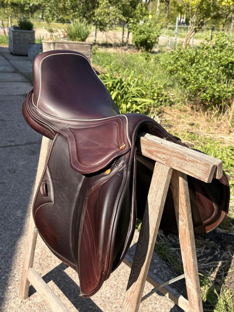 Arturo springzadel bruin 17,5 inch, Dieren en Toebehoren, Paarden en Pony's | Zadels, Ophalen, Springen