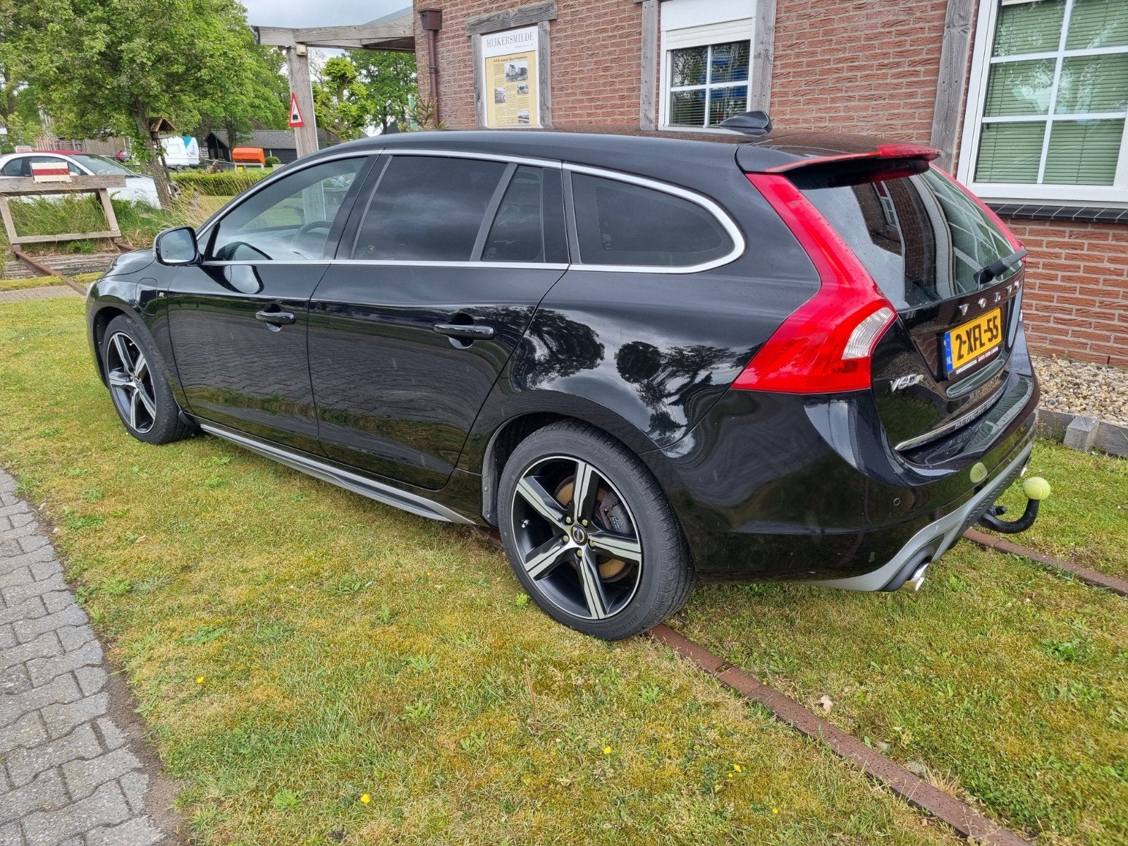 Volvo V60 D6 215pk Plug-in Hybrid 2014 Zwart, Auto's, Automaat, 1849 kg, 1800 kg, Zwart