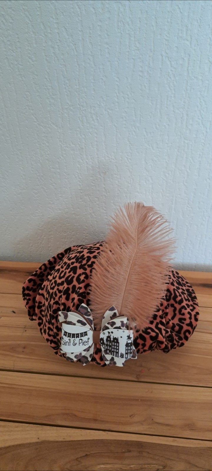 Tijgerprint Pietenmuts met Veer en Strikjes, Diversen, Sinterklaas, Ophalen of Verzenden, Nieuw