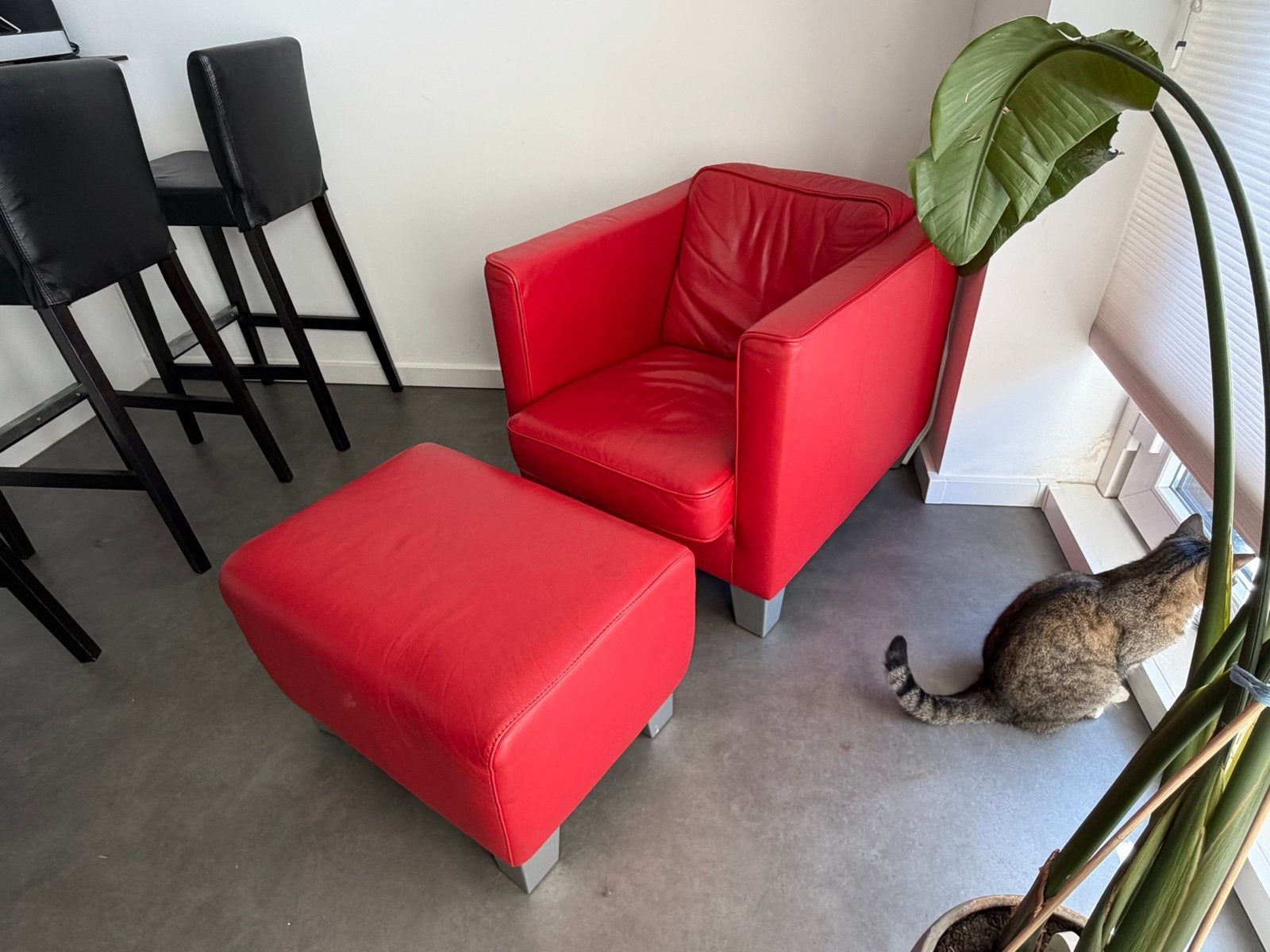 Rode leren fauteuil met poef, Huis en Inrichting, Ophalen, Gebruikt, Leer, 75 tot 100 cm