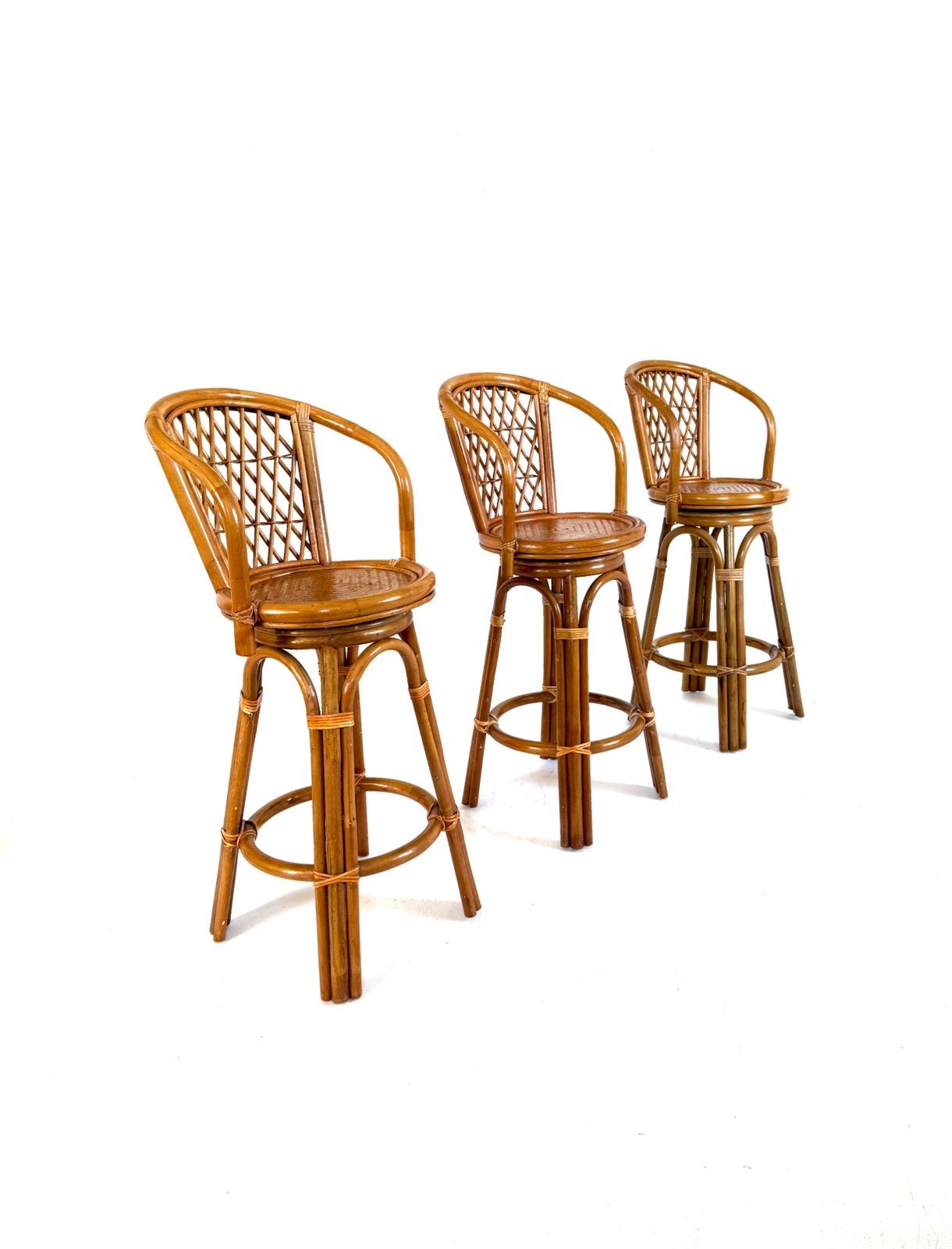 Set van 3 rotan & webbing barkrukken ‘70, Huis en Inrichting, Barkrukken, Hout, 60 tot 90 cm, Met voetsteun, Ophalen of Verzenden
