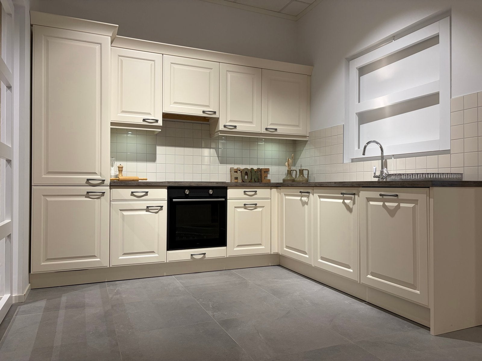 Landelijke hoekkeuken met luxe inbouwapparatuur, Huis en Inrichting, Keuken | Complete keukens, Ophalen, Hoekkeuken, Nieuw, Kunststof