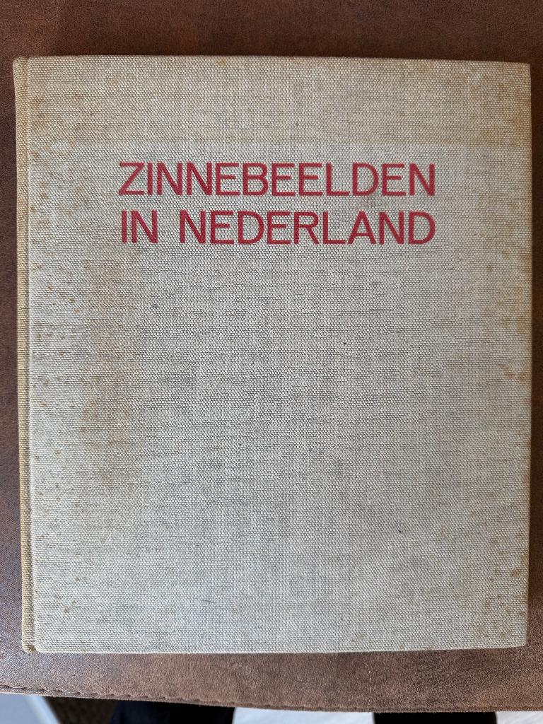 Zinnebeelden in Nederland - NSB Uitgeverij Hamer, Ophalen of Verzenden, Overige onderwerpen, Tweede Wereldoorlog, Gelezen