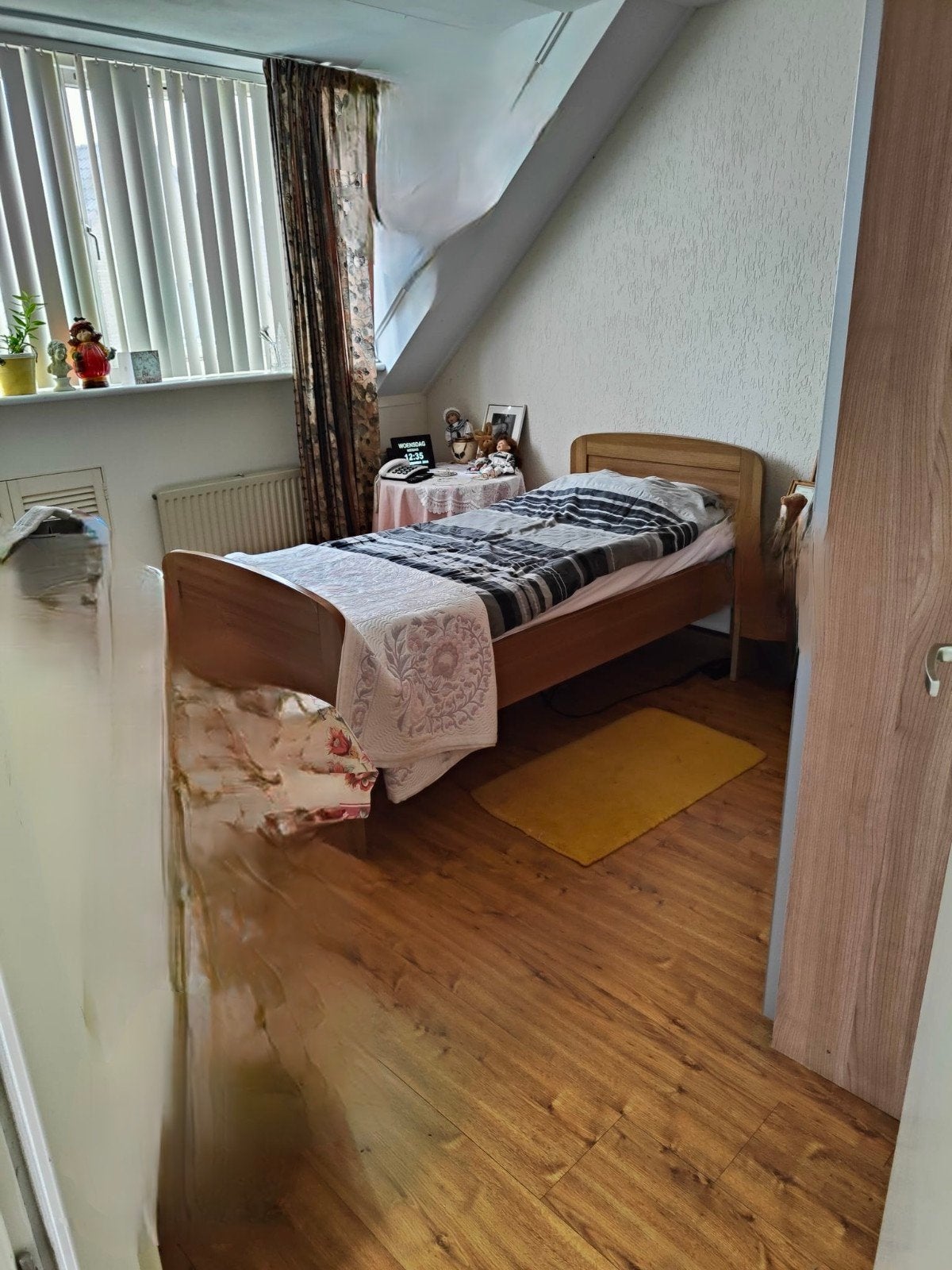 Bed, Houten ombouw en beweegbare lattenbodem