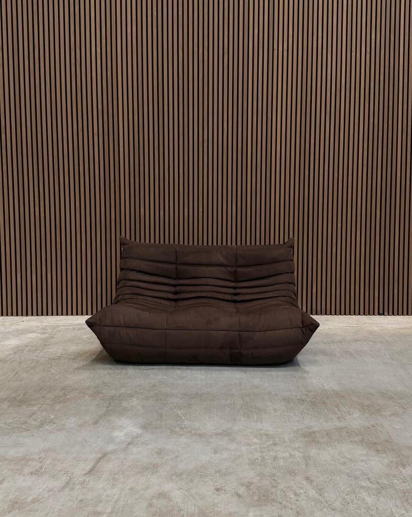 Ligne Roset Togo Small Settee 2-zits | Bruin Alcantara, Ophalen of Verzenden