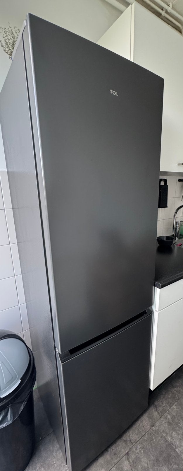 TCL koel-vriescombinatie Antraciet 2 jaar oud lees goed!, Ophalen, Gebruikt, 200 liter of meer, Met aparte vriezer
