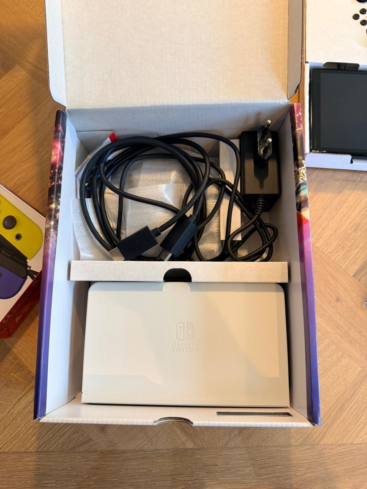 Foto 4 van Nintendo Switch OLED incl. 2 extra Joy-Cons in doos met case