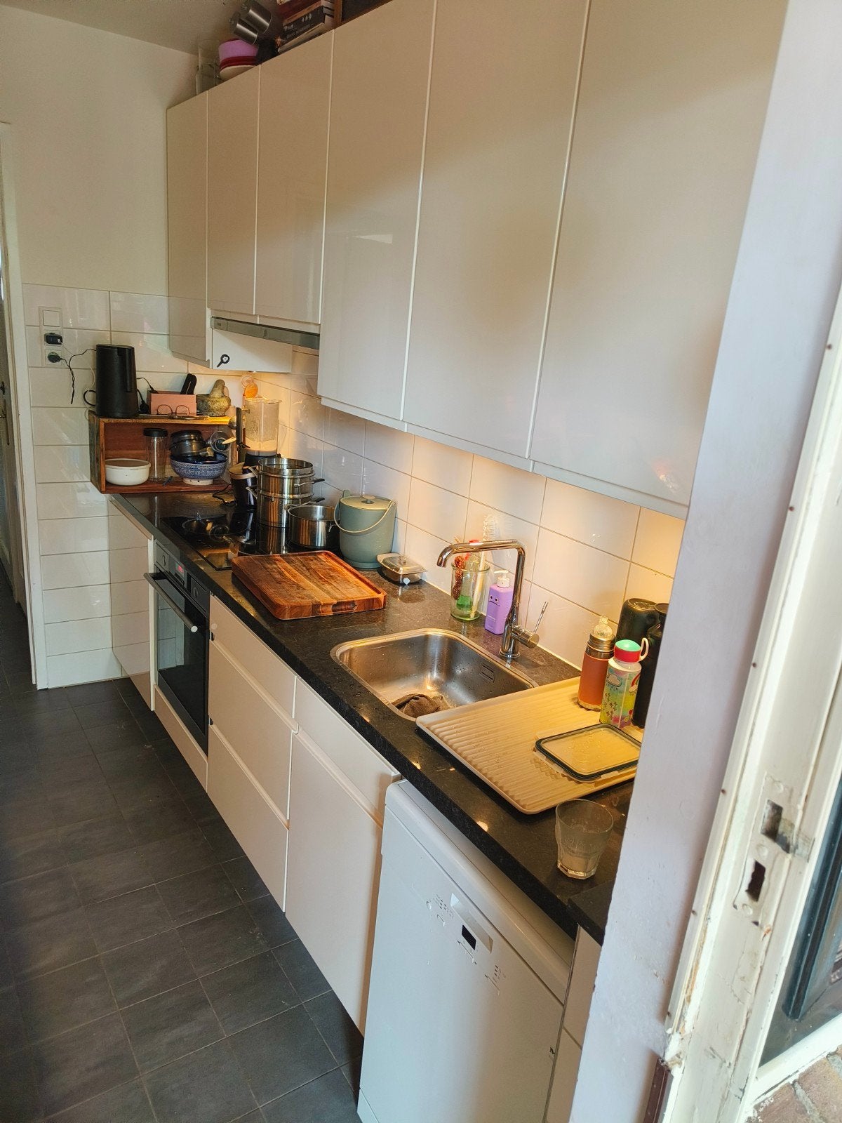 Leuke keuken met apparatuur en veel opbergruimte, Huis en Inrichting, Keuken | Complete keukens, Ophalen, Gebruikt, Wit, Graniet of Steen