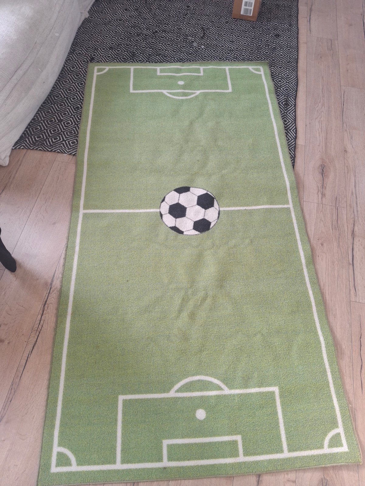Voetbal vloerkleed 100x200 cm - Leuk voor kinderkamer!, Gebruikt, 100 tot 150 cm, Ophalen of Verzenden, Voetbalveld, Kinderkamer, Sportief
