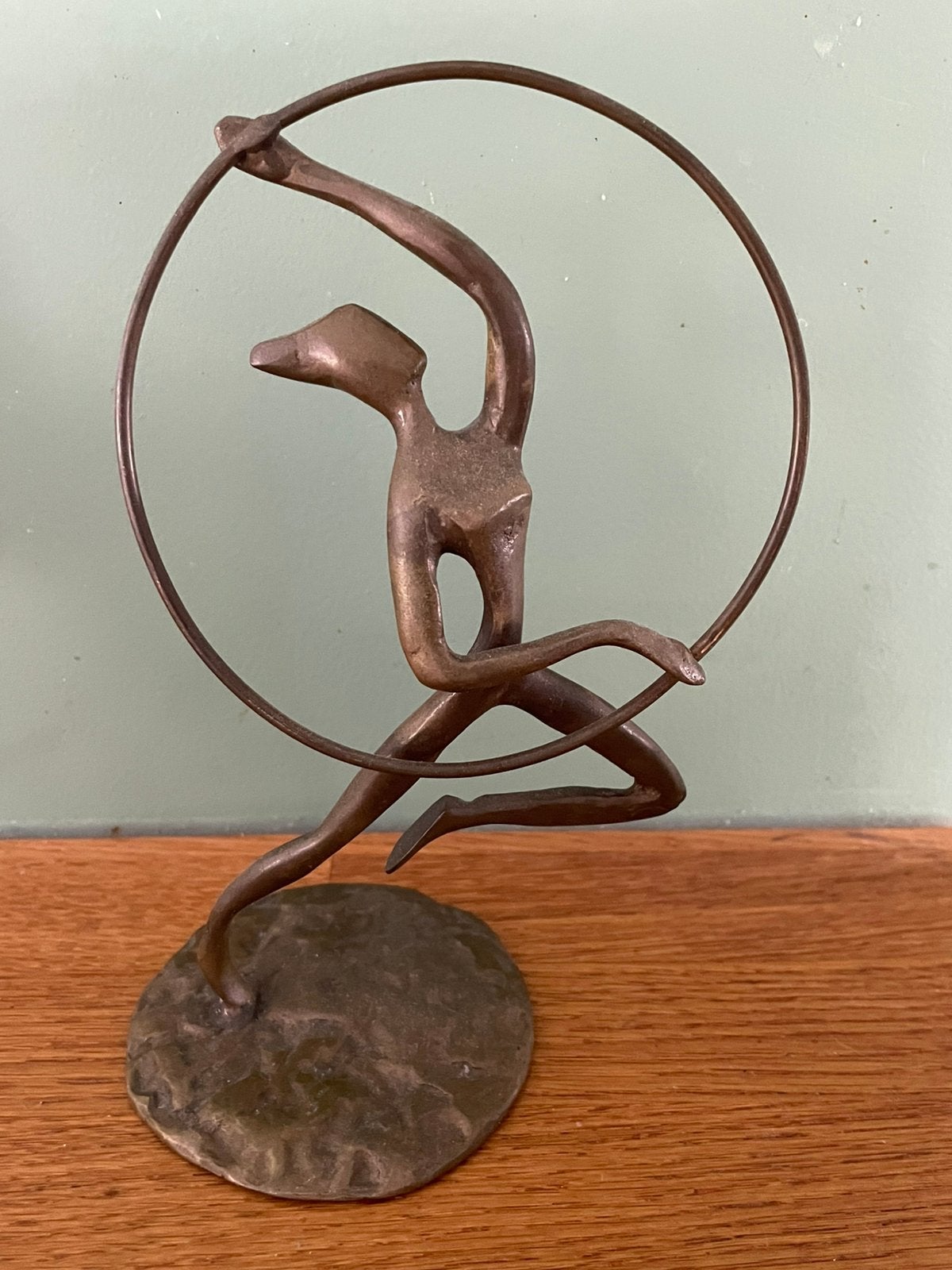 Vintage bronzen ballerina met hoepel op voet | 1950-1980, Antiek en Kunst, Kunst | Designobjecten, Goud, Ophalen of Verzenden