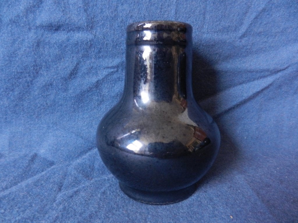 Donker luster geglazuurd vaasje ADCO Groningen h. 7,9 cm 1, Ophalen of Verzenden