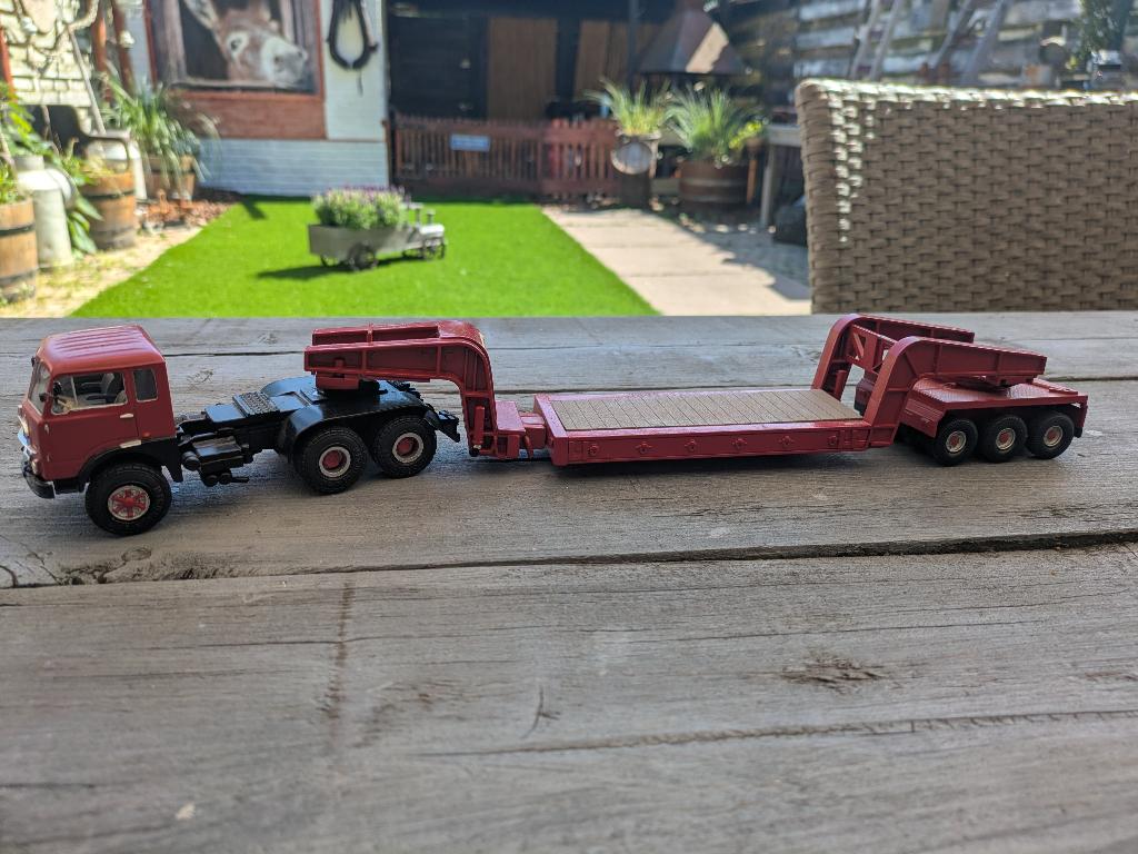 Fiat 690. Vrachtwagen met dieplader 1:43, Hobby en Vrije tijd, Modelauto's | 1:43, Corgi, Ophalen of Verzenden, Zo goed als nieuw