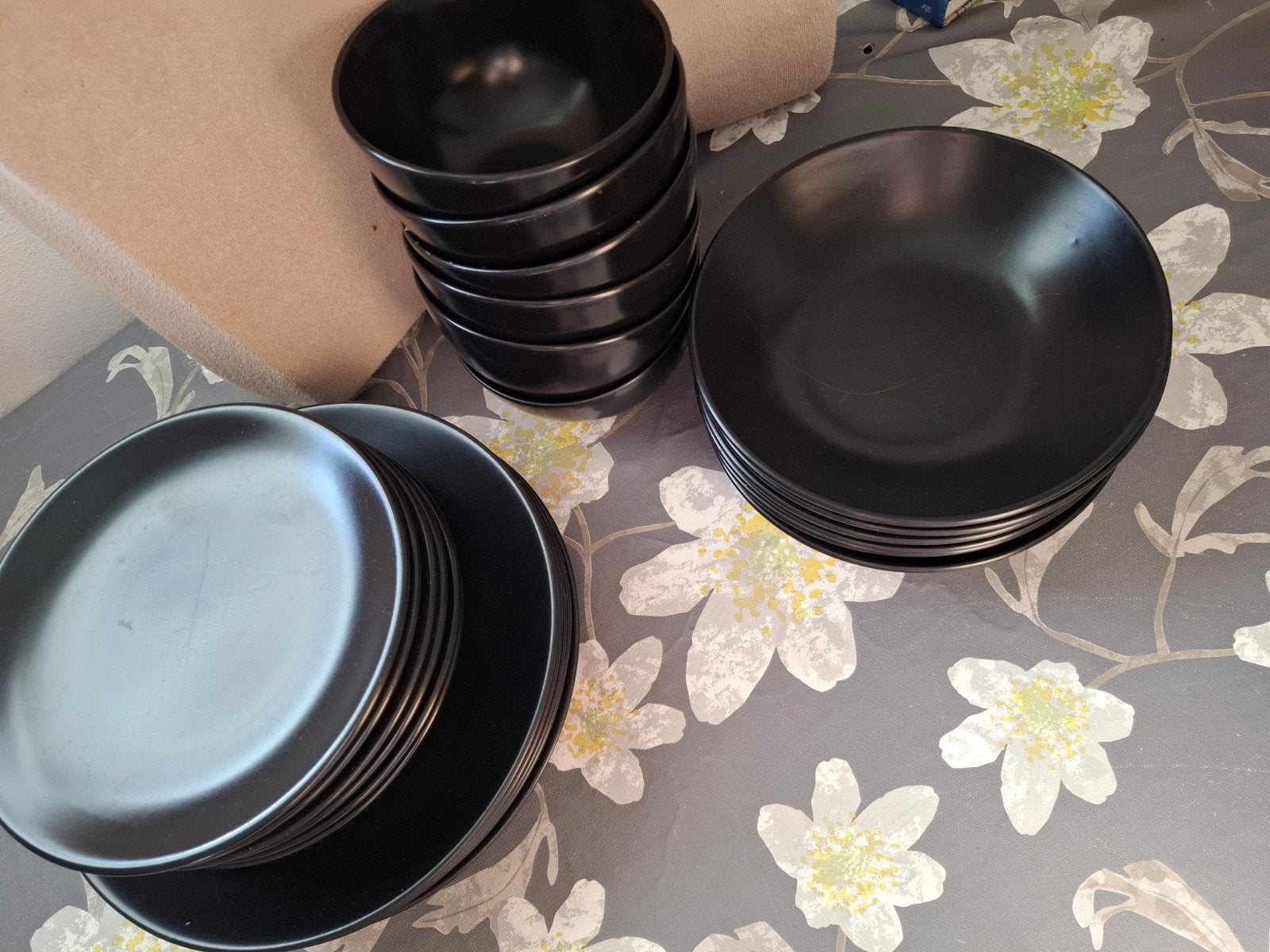 Zwart servies set - borden en kommen, Ophalen, Gebruikt, Keramiek, Modern