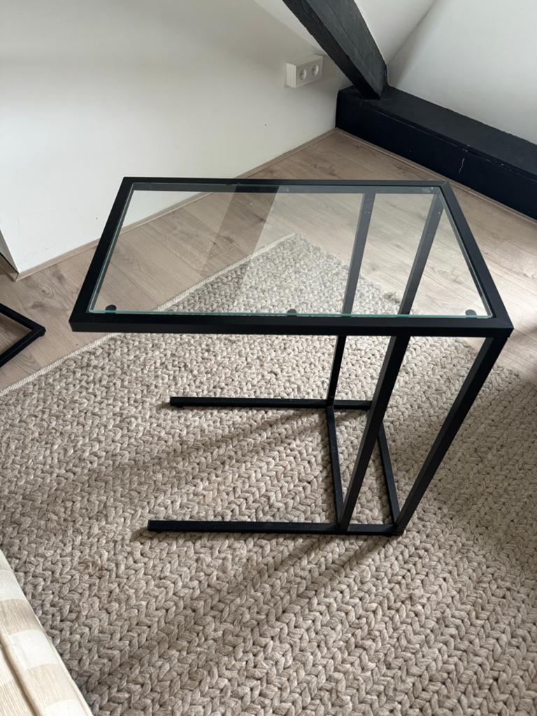 Zwarte bijzettafel met glazen blad, Huis en Inrichting, Tafels | Bijzettafels, Ophalen, Gebruikt, 55 tot 75 cm, Glas
