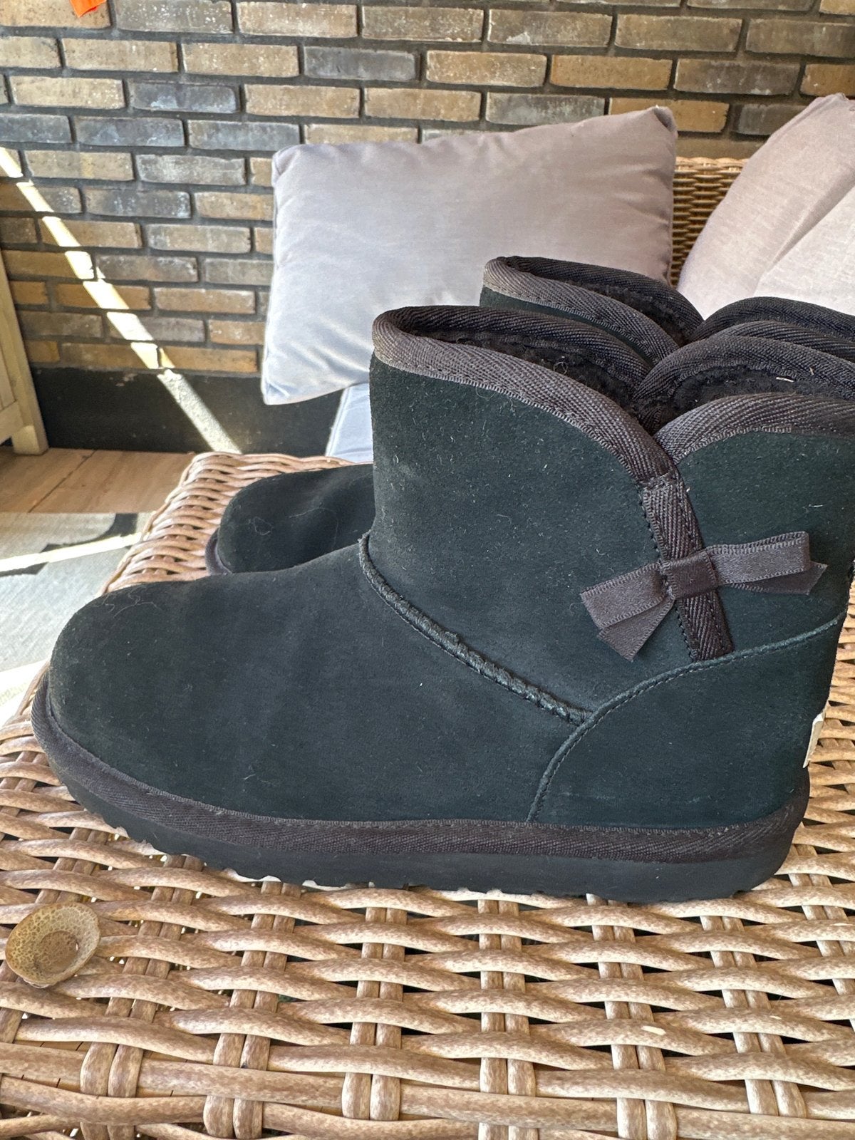 Zwarte UGG laarzen met strik - Maat 37, Kleding | Dames, Schoenen, Ophalen, Zo goed als nieuw, Zwart, Lage of Enkellaarzen