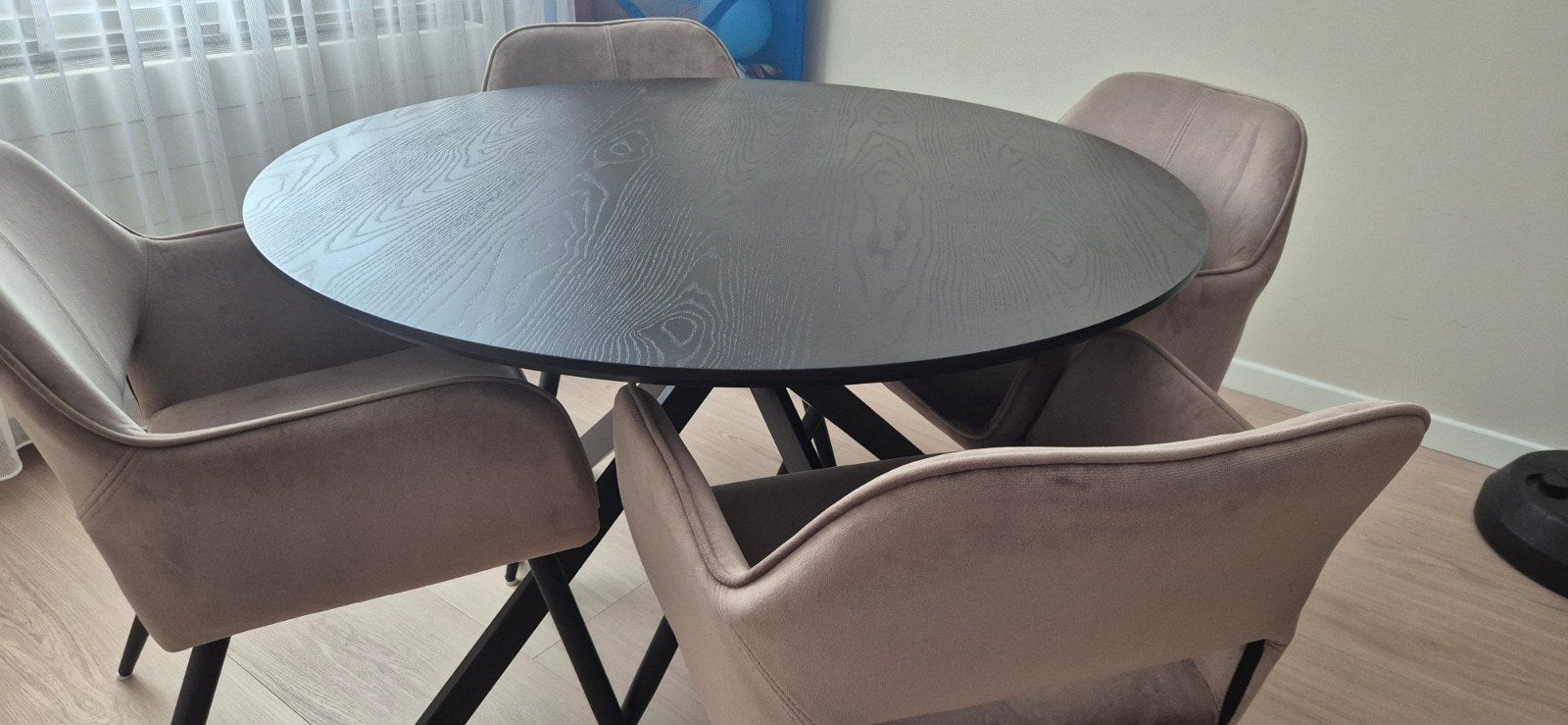 Ronde WOOD Bruno tafel 120cm + 4 velvet stoelen beige, Ophalen, Zo goed als nieuw, 4 tot 6 stoelen
