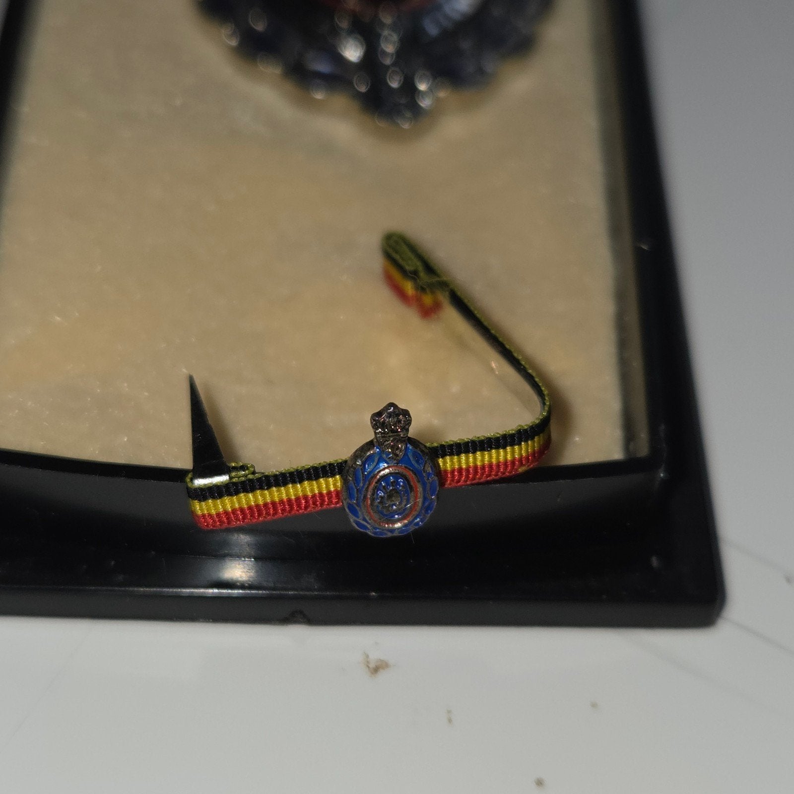 Belgische militaire medaille met lintje en miniatuur, Verzamelen, Ophalen of Verzenden, Overige soorten, Overige gebieden, Lintje, Medaille of Wings