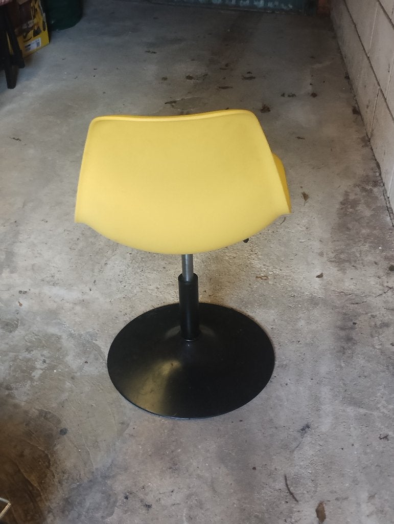 3 vrolijke gele stoelen, Ophalen, Gebruikt