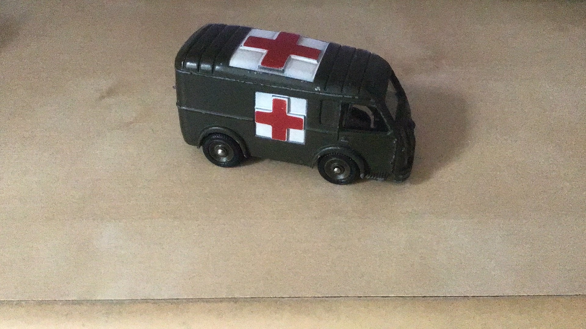 DINKY TOYS MILITAIRE AMBULANCE RENAULT ZEER FRAAI ! KIJK!, Ophalen of Verzenden, Zo goed als nieuw, Auto, Dinky Toys