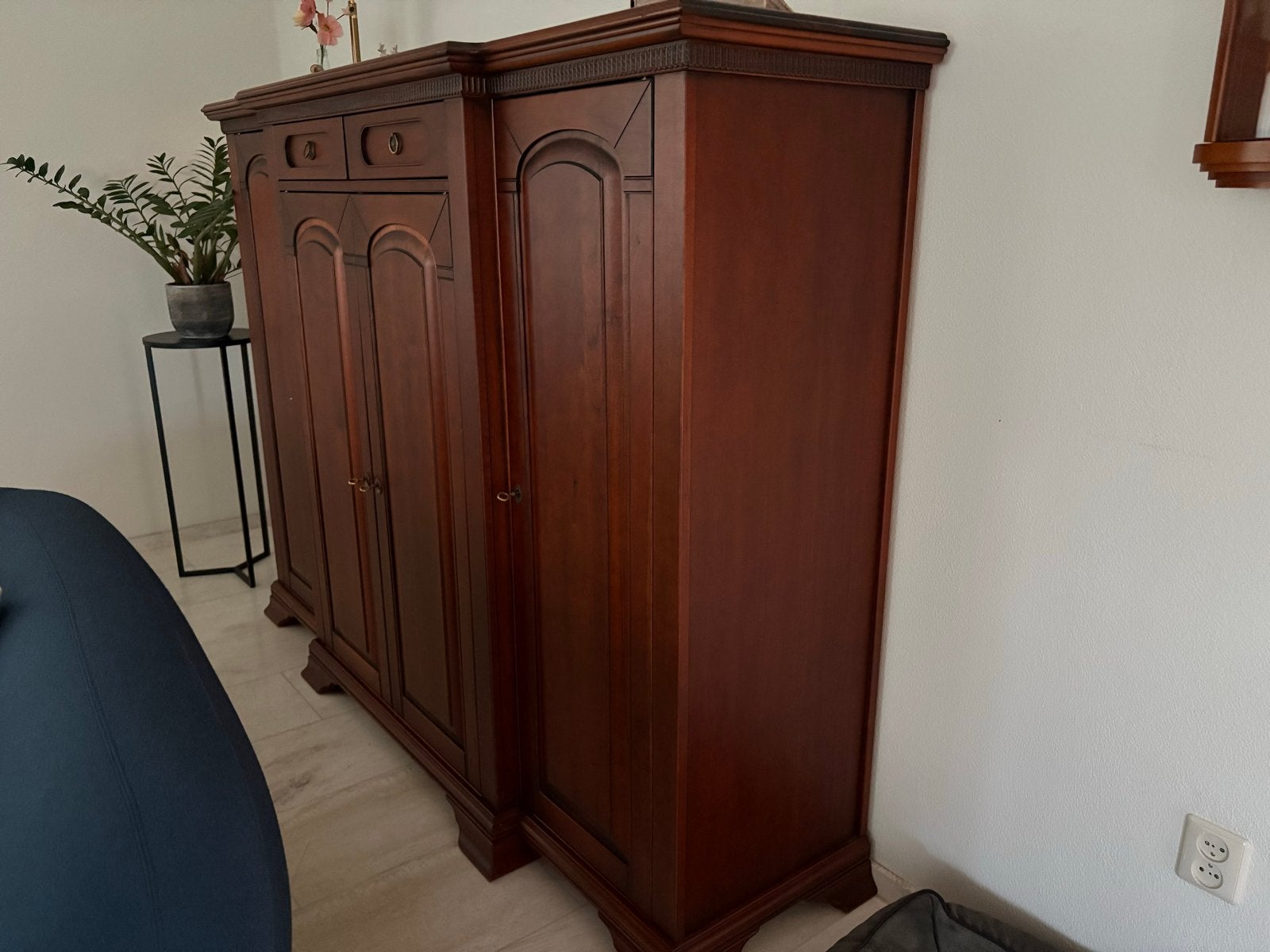 Klassieke kersenhouten kast met 4 deuren en 2 lades, Ophalen, Met deur(en), 100 tot 150 cm, 150 tot 200 cm