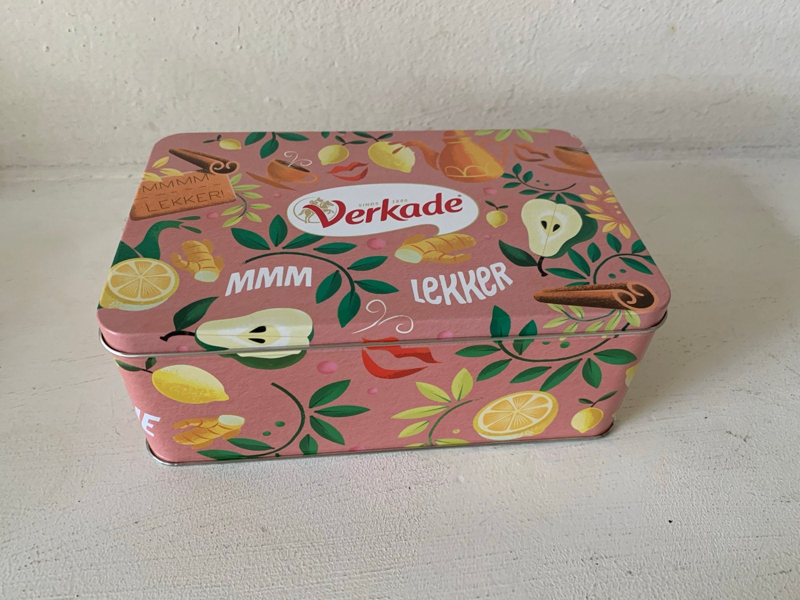 Verkade koekblik - Roze met fruit en kruiden design, Verzamelen, Ophalen of Verzenden, Zo goed als nieuw, Koek(jes), Verkade