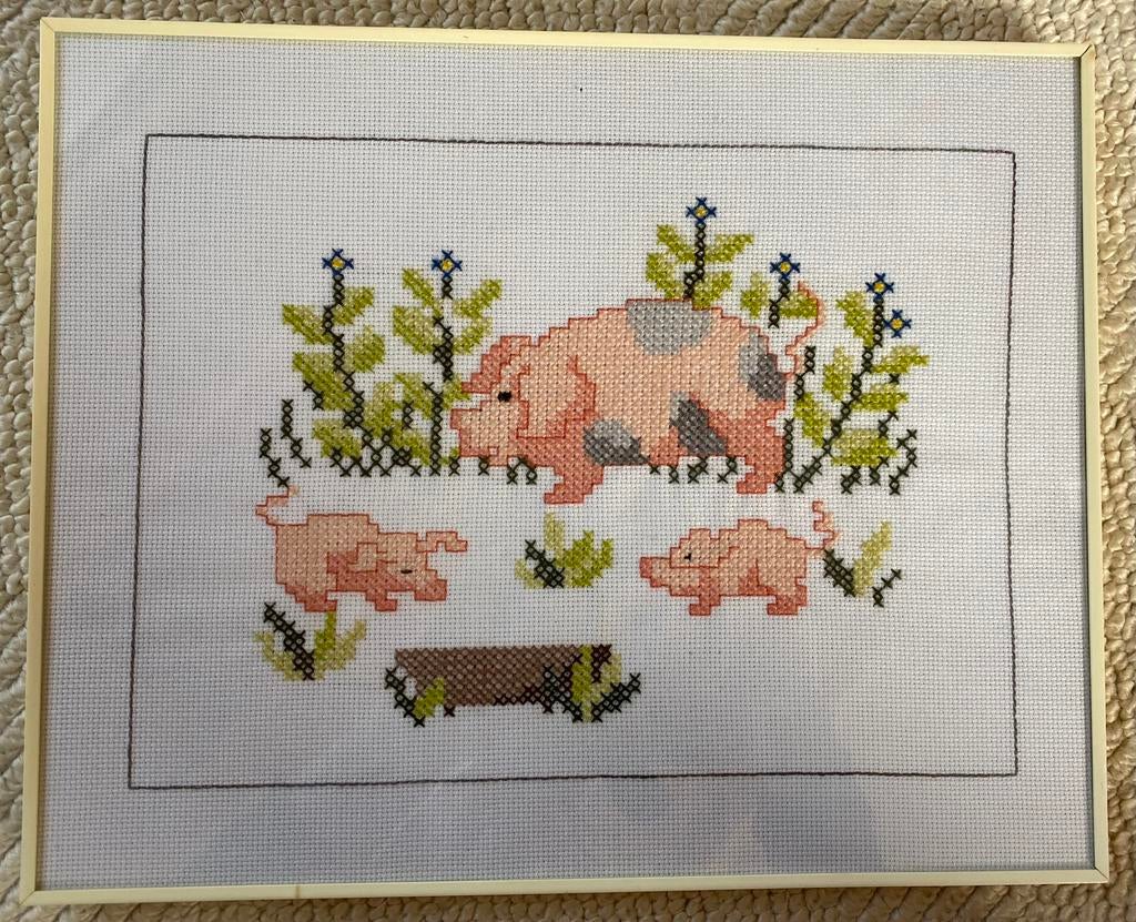 Geborduurde varkentjes 25 x 30 cm, Ophalen, Zo goed als nieuw, Wanddecoratie