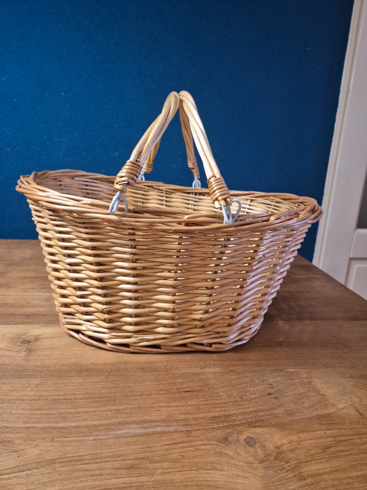 Decoratieve rieten mand met handvatten, Huis en Inrichting, Woonaccessoires | Schalen en Manden, Ophalen, Mand, Zo goed als nieuw