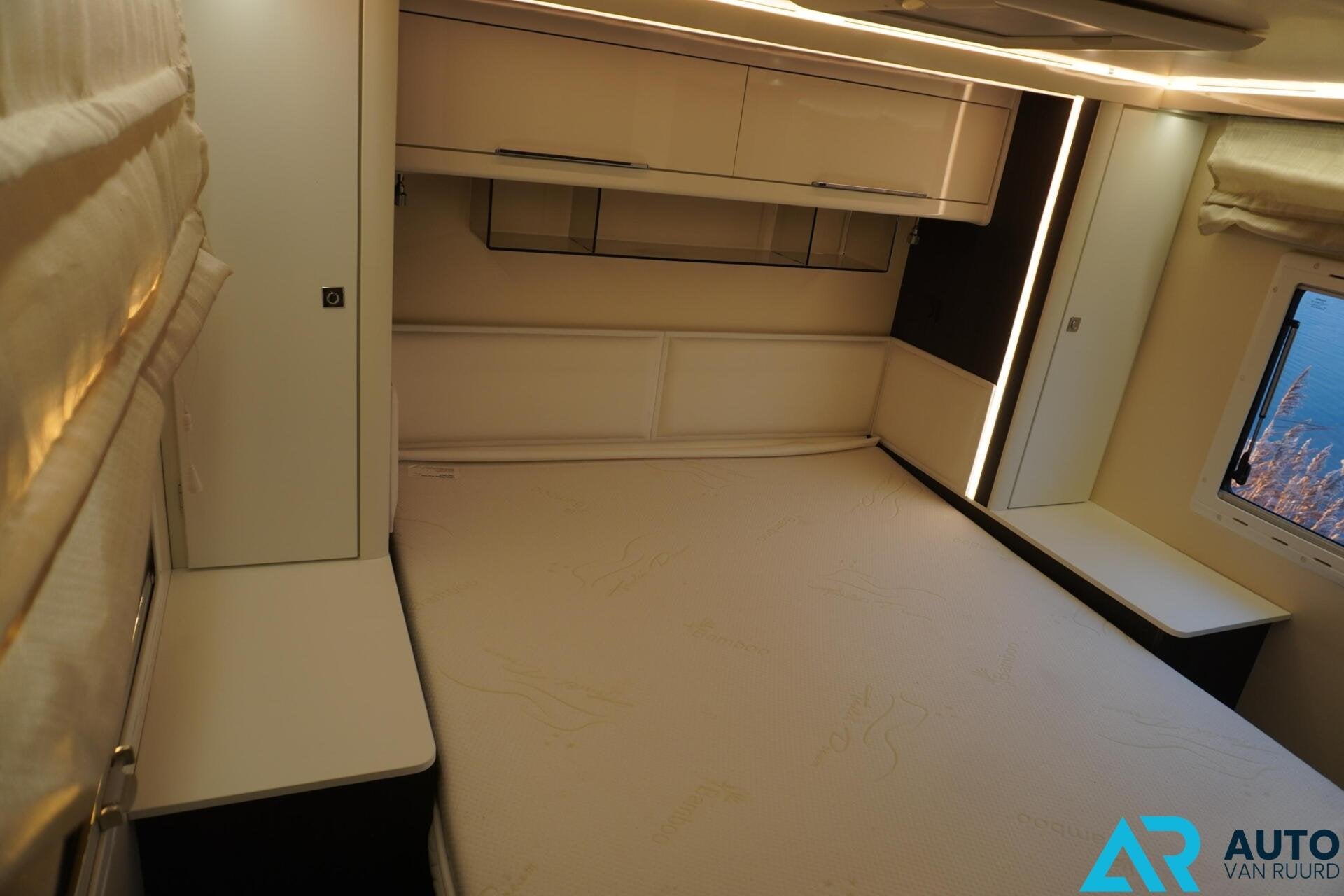 Roller team Camper * Inclusief BTW * Queensbed * 4-persoons, 7 tot 8 meter, Bedrijf, Info@caravancampercenter.nl, Half-integraal