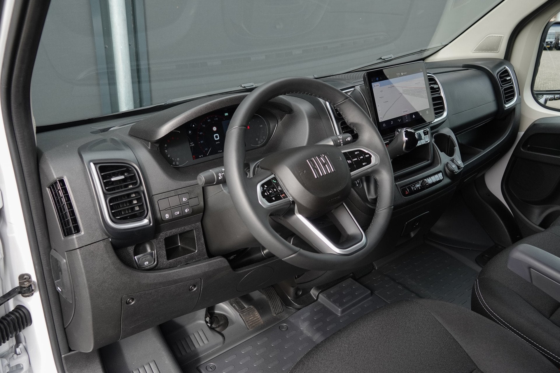 Fiat Ducato L2H2 2.2 MultiJet 140Pk Aut. | 35 | Stoel-Bank |, 2033 kg, Stof, Gebruikt, 4 cilinders