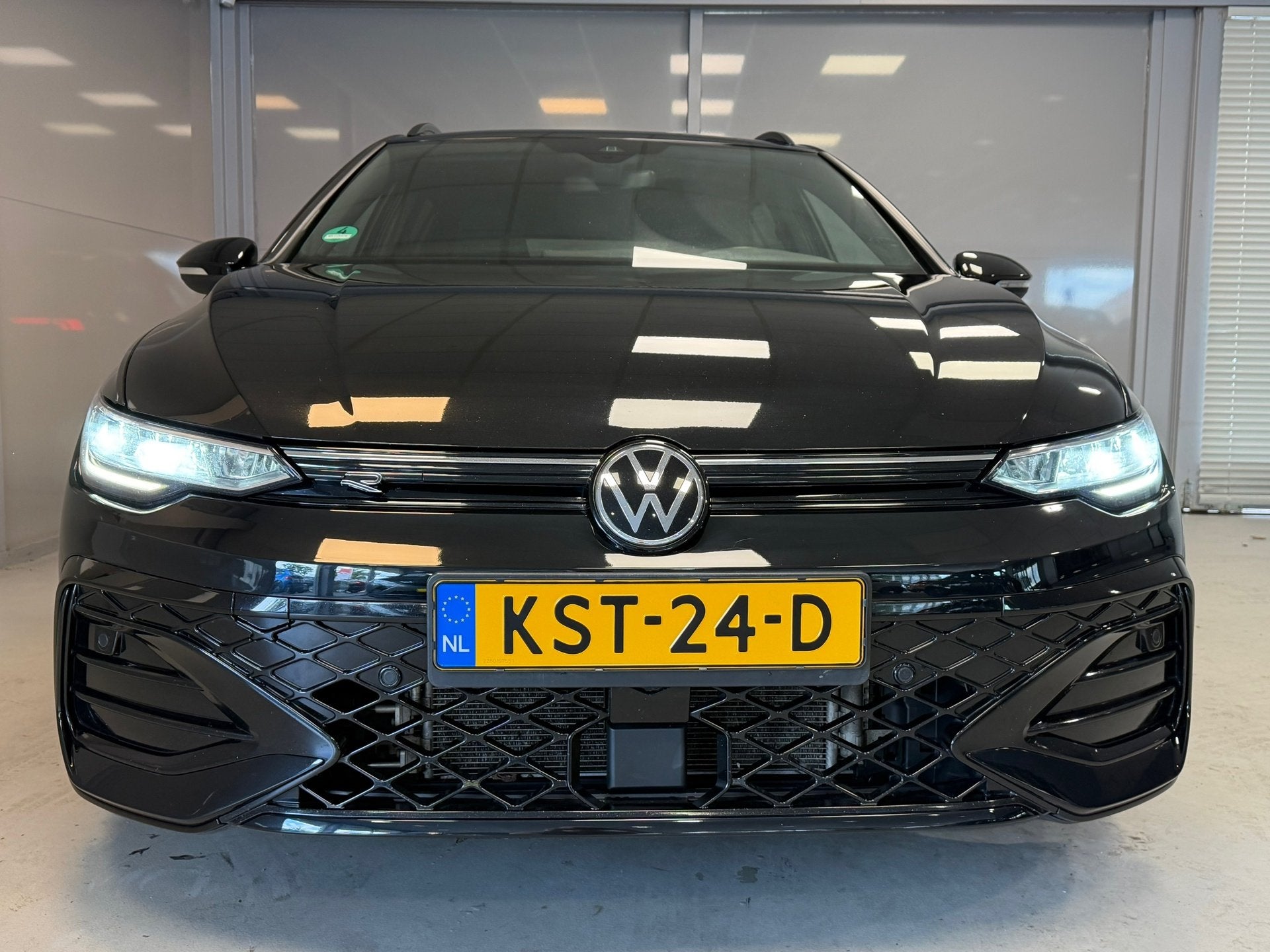 Volkswagen Golf Variant 1.5 eTSI AUTOMAAT | R-LINE | 150 PK, Dealer onderhouden, 4 cilinders, 150 pk, Zwart