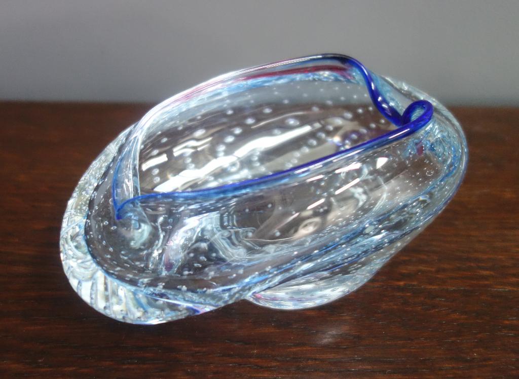 60 jaren Tsjechische blauwe glazen schaal met luchtbubbels, Gebruikt, Schaal, Ophalen of Verzenden, Glas