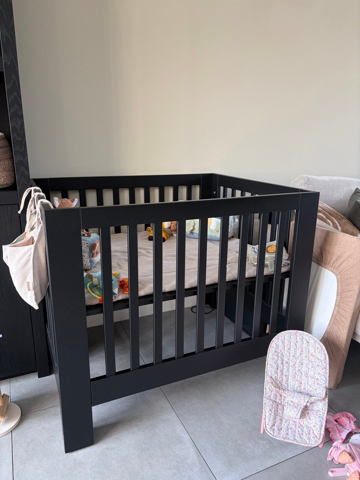Box te koop (zwart)  - 87cm hoog, 105cm breed, Kinderen en Baby's, Ophalen, Gebruikt, Rechthoekig, Boxkleed