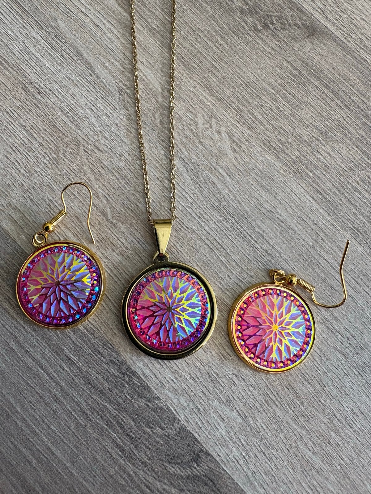 Roze Mandala Bloem Ketting & Oorbellen Set - Goudkleurig RVS, 2252ta, Nieuw, Cariadgems@hotmail.com, Ophalen of Verzenden