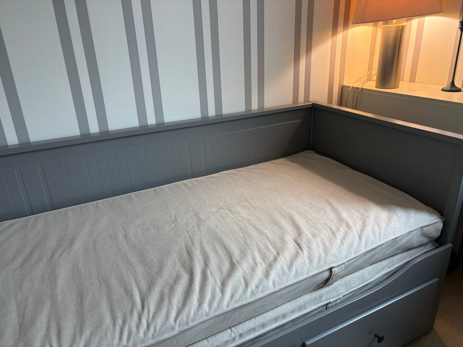 Foto 5 van IKEA Hemnes slaapbank met 3 lades en 2 matrassen
