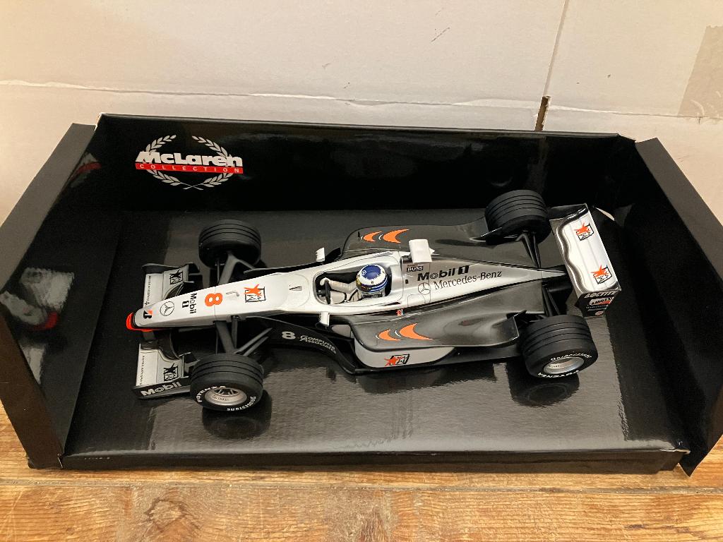 ✅ Mika Häkkinen 1:18 McLaren Mercedes MP4/13 World Champion, Verzamelen, Automerken, Motoren en Formule 1, Ophalen of Verzenden