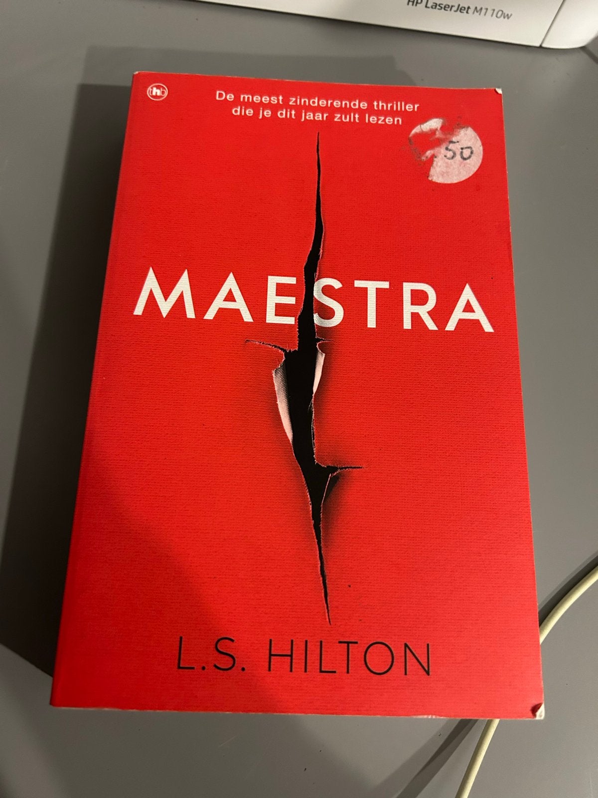Maestra - L.S. Hilton (Thriller), Ophalen of Verzenden, Zo goed als nieuw, Europa overig