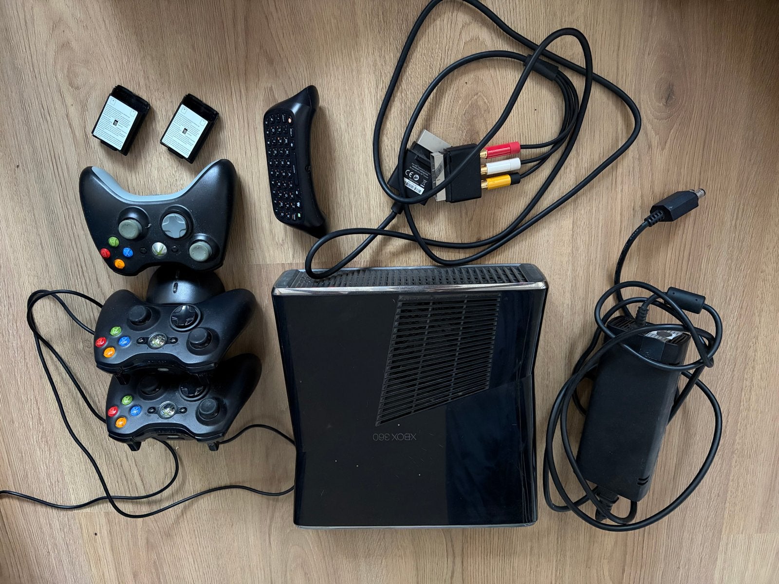 Xbox 360 met 3 controllers en accessoires, Ophalen, Gebruikt