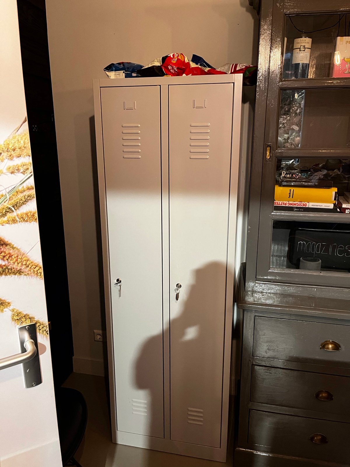 Metalen locker kast met 2 deuren en legplanken, Ophalen, Zo goed als nieuw