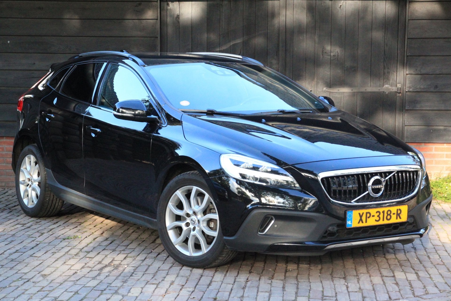 Volvo V40 Cross Country 1.5 T3 Polar+ Luxury Panorama/Camera, Dealer onderhouden, 4 cilinders, 700 kg, Zwart