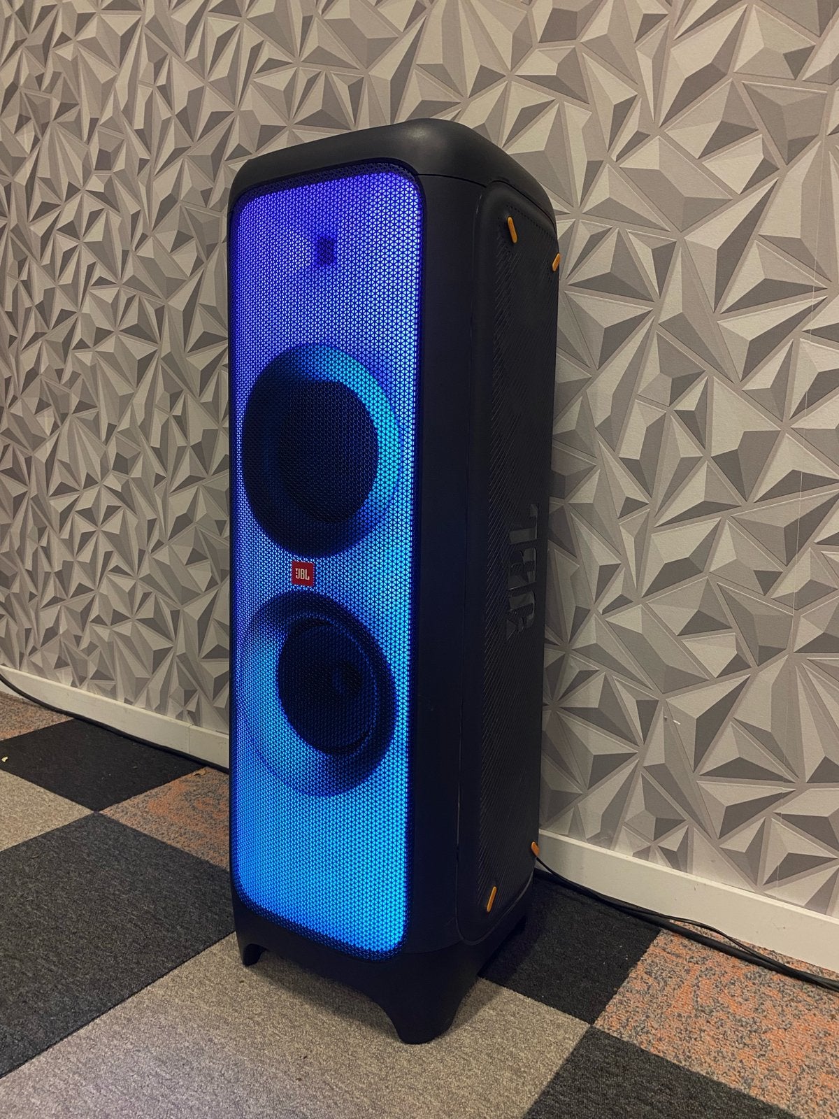 🔊JBL partybox 1000 🎉 te huur NU MET GRATIS MICROFOON 🎤, JBL, Party speaker, Zo goed als nieuw, Inclusief kabels