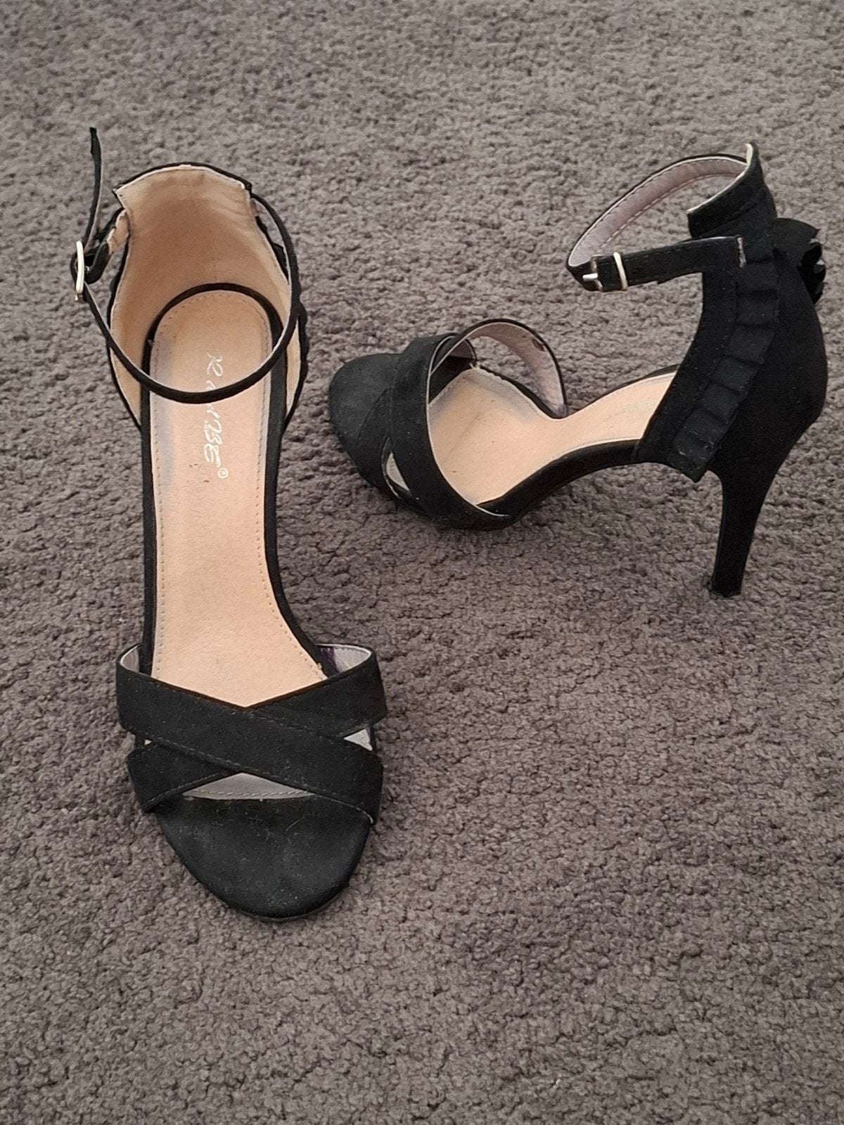 Hoge hakken pumps open schoentje suede maat 37 gala feestje, R and BE, Zwart, Ophalen of Verzenden, Zo goed als nieuw