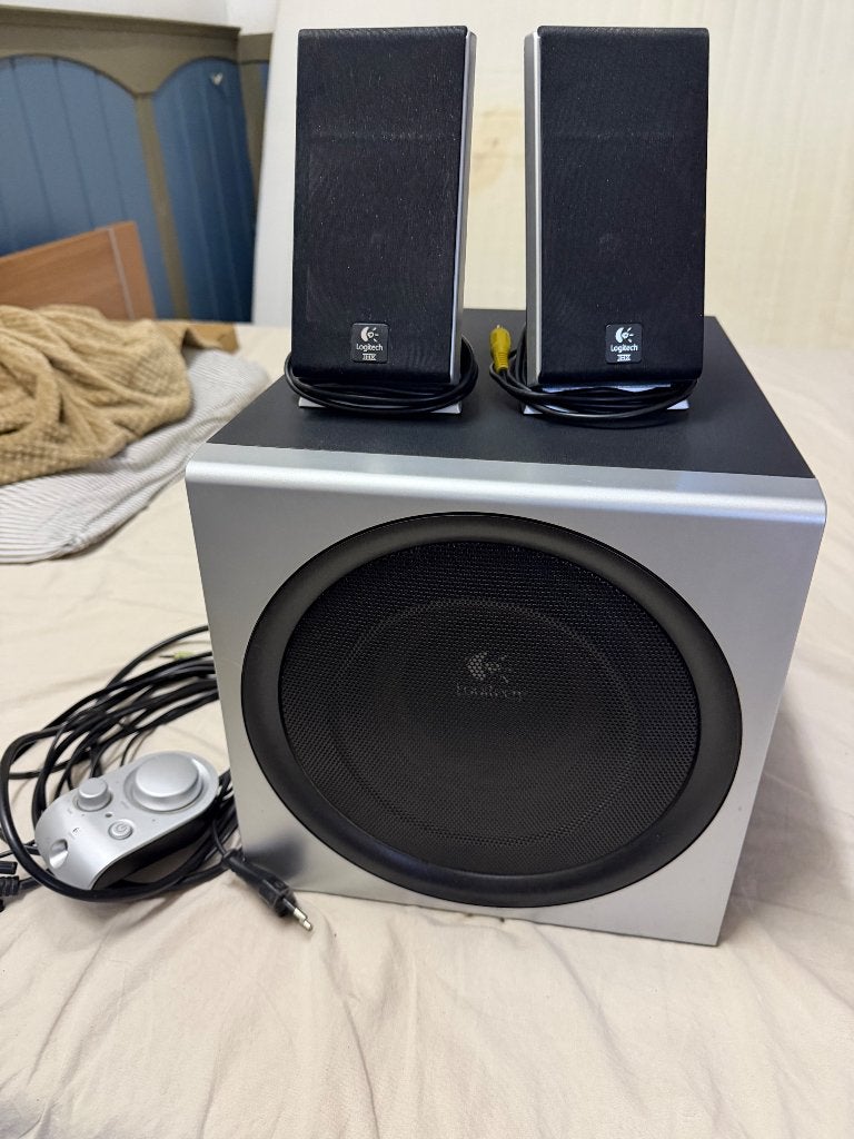 Logitech z2300, Ophalen, Gebruikt, Audiokanaal 2.1, Logitech (speakers), Neovo (monitor)