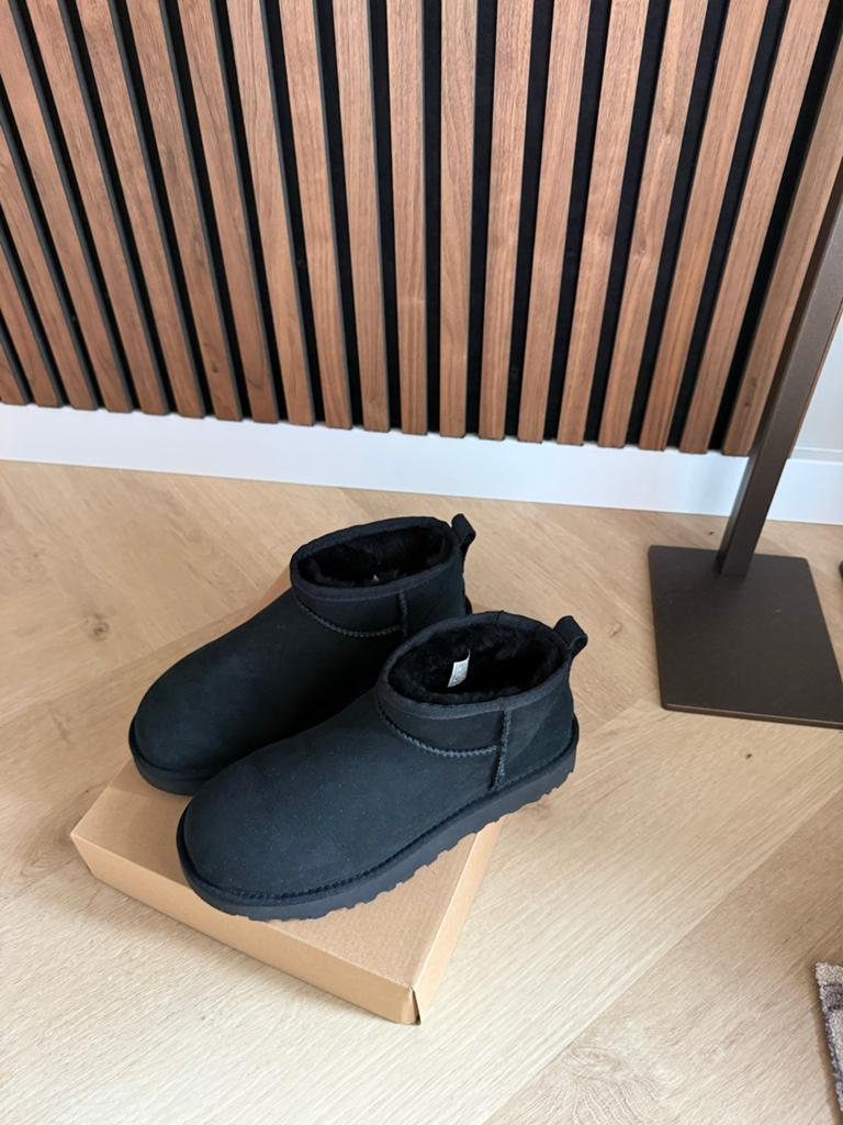 Nieuwe UGG Classic Ultra Mini laarzen - Zwart, Kleding | Dames, Schoenen, Ophalen of Verzenden, Nieuw, Zwart, Lage of Enkellaarzen