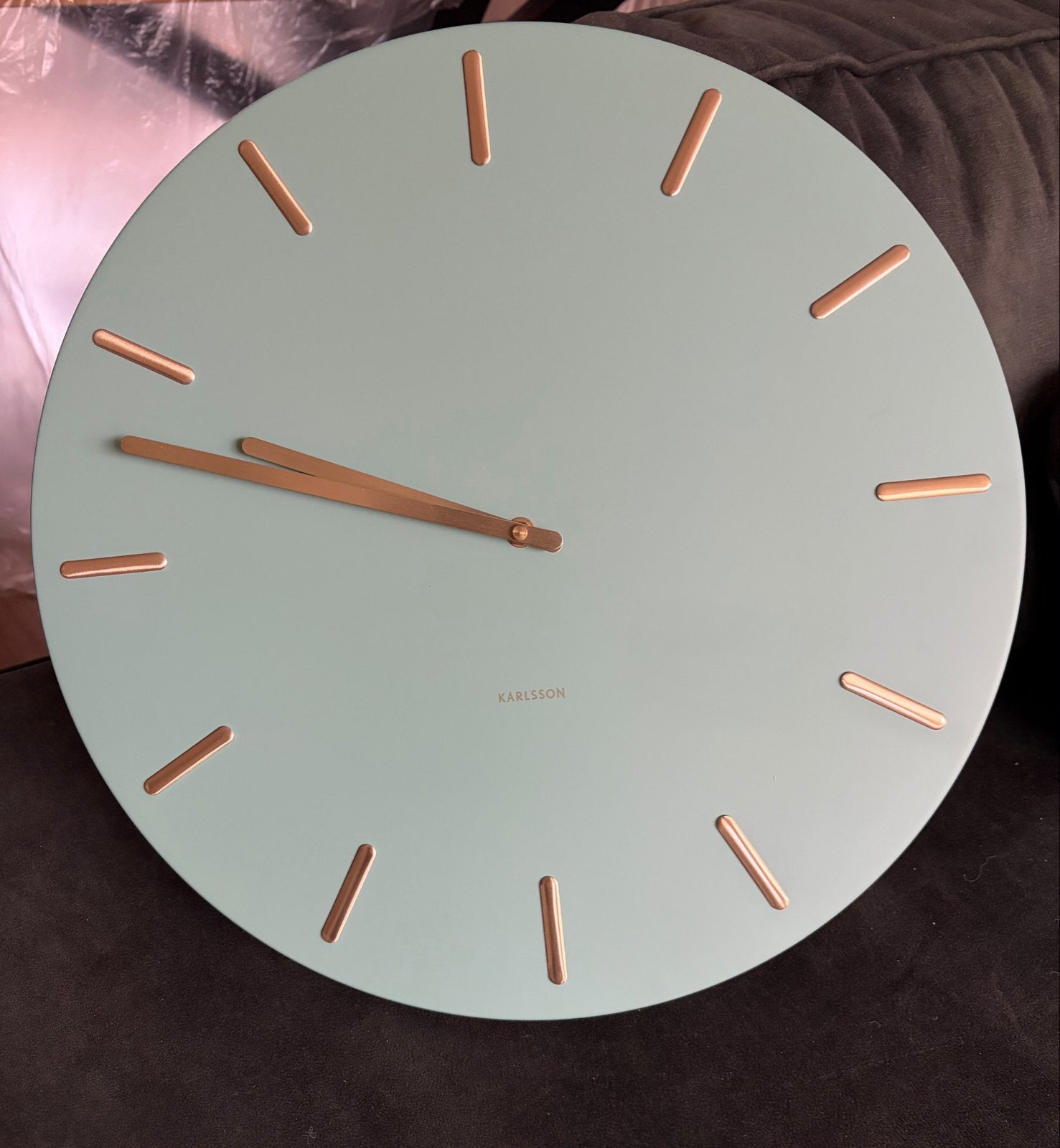 Karlsson wandklok 45cm - groen rose, Wandklok, Analoog, Ophalen of Verzenden, Zo goed als nieuw