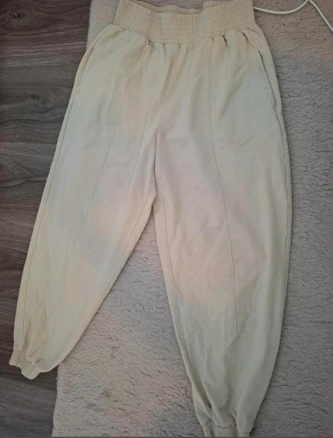 Bershka crème jogger broek – maat S (USAM) – elastische tail, Kleding | Dames, Maat 38/40 (M), Beige, Zo goed als nieuw, Lang