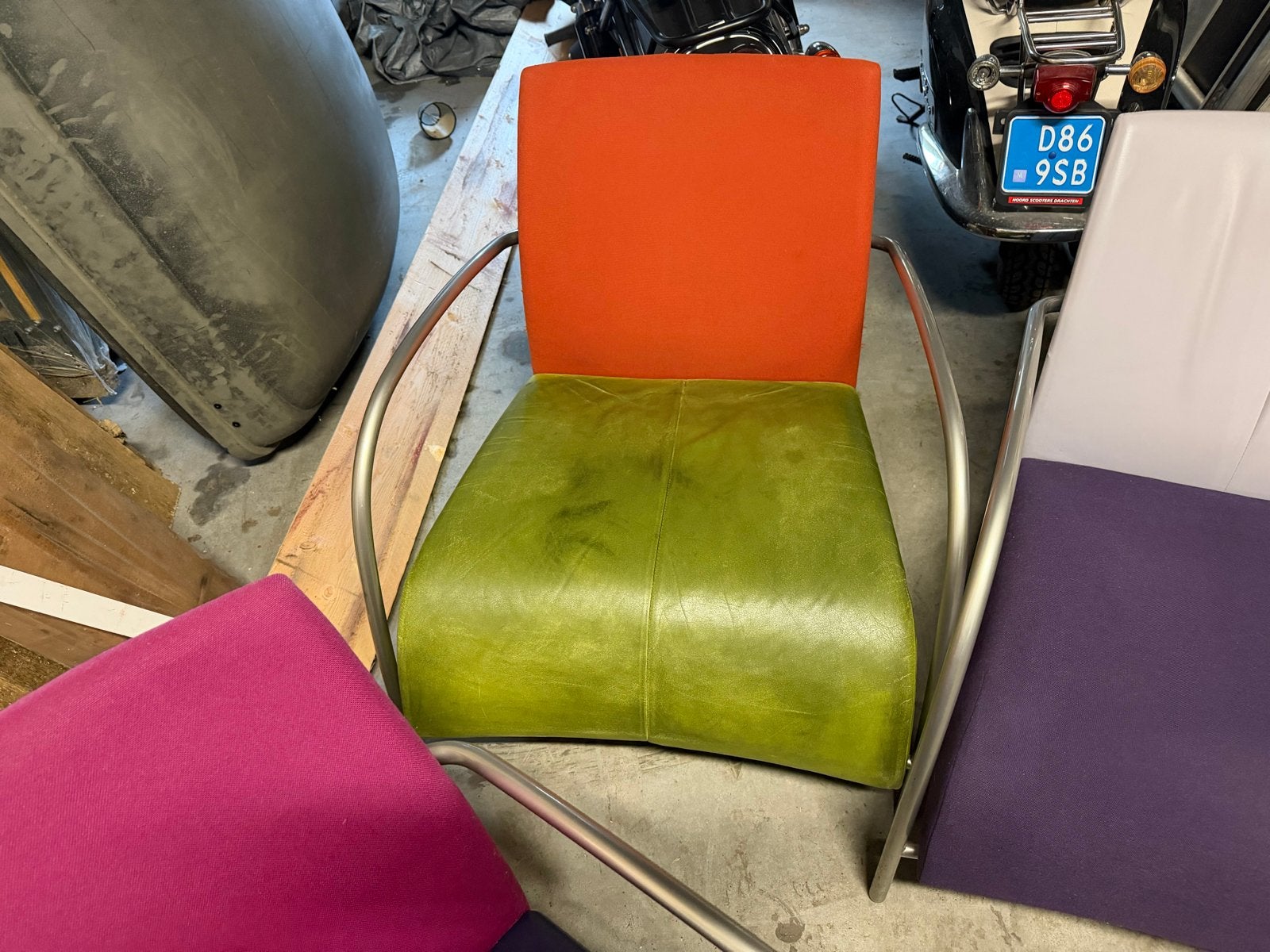 Set van 3 kleurrijke stoelen met metalen frame, Huis en Inrichting, Stoelen, Gebruikt, Overige kleuren, Drie, Leer